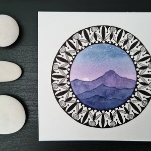 Original Aquarell Mandala Malerei "Lila Berge" || 10cm || Handgeknöpfte || Carte postale || Décoration de baguette || Stimmungstafel || Géométrique
