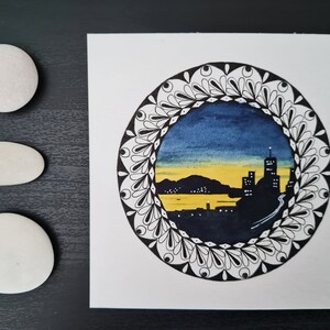 Originele AQUAREL Mandala Schilderij "City Sunset" || 10cm || Handgemaakte Tiny Art || Ansichtkaart || Wanddecoratie || Mood Board || Meetkundig