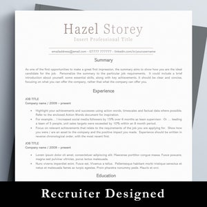 Pode incluir: Um modelo de currículo em preto e branco com o nome Hazel Storey no topo. O currículo inclui seções de resumo, experiência e educação. O texto "Recruiter Designed" está na parte inferior da página.
