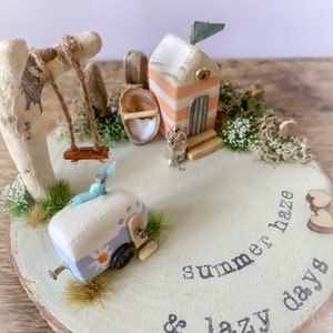 Miniatur Haus auf Holzscheit. Sommerduft & faule Tage. Treibholzkunst.