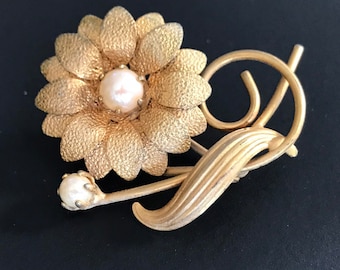Vintage Golden Flower Brooch | Textured Golden Brooch with Natural Pearls | Floral Jewelry  | Vintage Jewelry | Gift for Her | Valentine Day