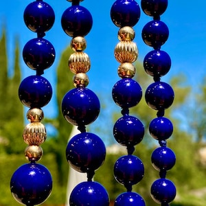 Colar vintage com contas de vidro azul cobalto e detalhes em tom dourado, 76 cm (30 polegadas).