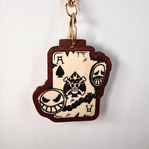 Porte-clés de cartes à jouer Ace – 2 po. x 3 po. | Inspiré par One Piece | Fan art de Portgas D. Ace | Porte-clés anime en bois