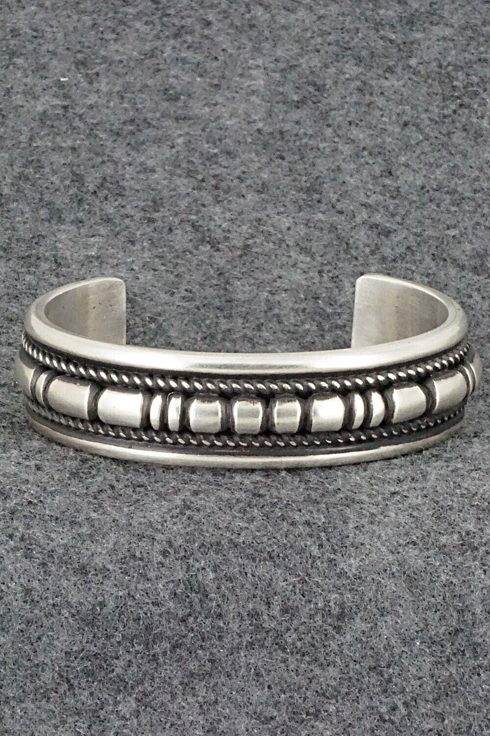 Navajo Leander Tahe カットワーク バングル　9mm幅 Sterling Silver Bracelet - Leander Tahe - Etsy