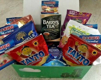 St Patrick’s Day Irish Snack Gift Box | XXL Luxury Irish Hamper with Tayto Crisps, Tea & Chocolate