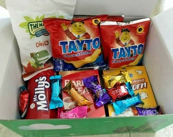 Irish Luxury Snacks Gift Box Hamper with Candy, Crisps, Biscuits and Chocolate Treat Box for Birthday, St Patrick’s Day, Friends Abroad