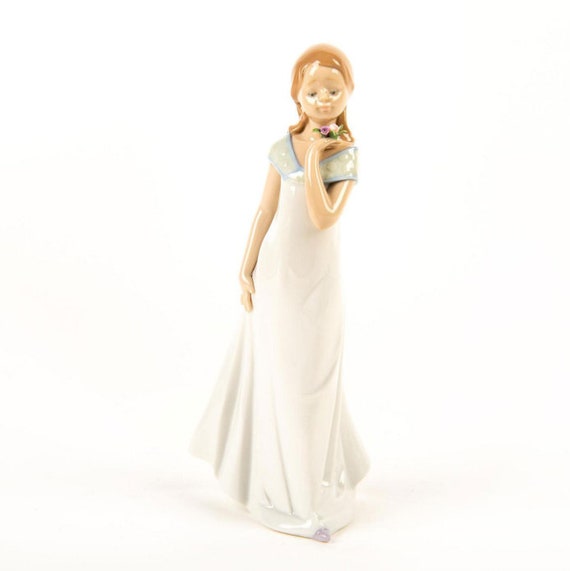 リヤドロ磁器フィギュア - 花を持つ少女、特別な日（2006年廃盤