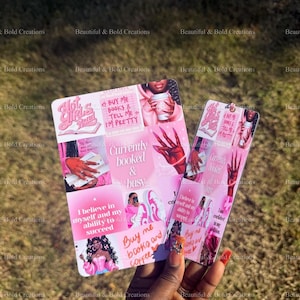 Könnte beinhalten: Zwei rosa und weiße Lesezeichen mit inspirierenden Zitaten und Illustrationen. Eines lautet "Hot Girls Read" und "Buy me books & tell me I'm pretty." Das andere lautet "Currently booked & busy."