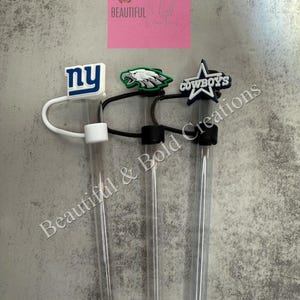 以下が含まれることがあります： 上部に異なるチームのロゴが付いた透明なプラスチック製のストローが3本。ロゴはニューヨーク・ジャイアンツ、フィラデルフィア・イーグルス、ダラス・カウボーイズです。