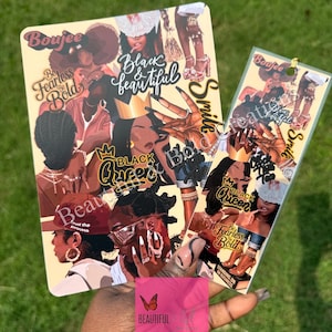Puede incluir: Un bloc de notas rectangular de color crema y un marcapáginas con un collage de ilustraciones de mujeres negras con el texto "Boujee", "Black & Beautiful", "Black Queen" y "Be Fearless Bold".