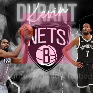 Puede incluir: Un jugador de baloncesto vistiendo una camiseta gris con el número 7 y la palabra "Brooklyn" en ella. Está sosteniendo un balón de baloncesto en su mano derecha y está mirando a la cámara. El fondo es una imagen borrosa de una cancha de baloncesto con un logotipo rosa y negro que dice "Nets" y "Kevin Durant".