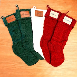 Media navideña de punto grueso personalizada con etiqueta de cuero para el nombre