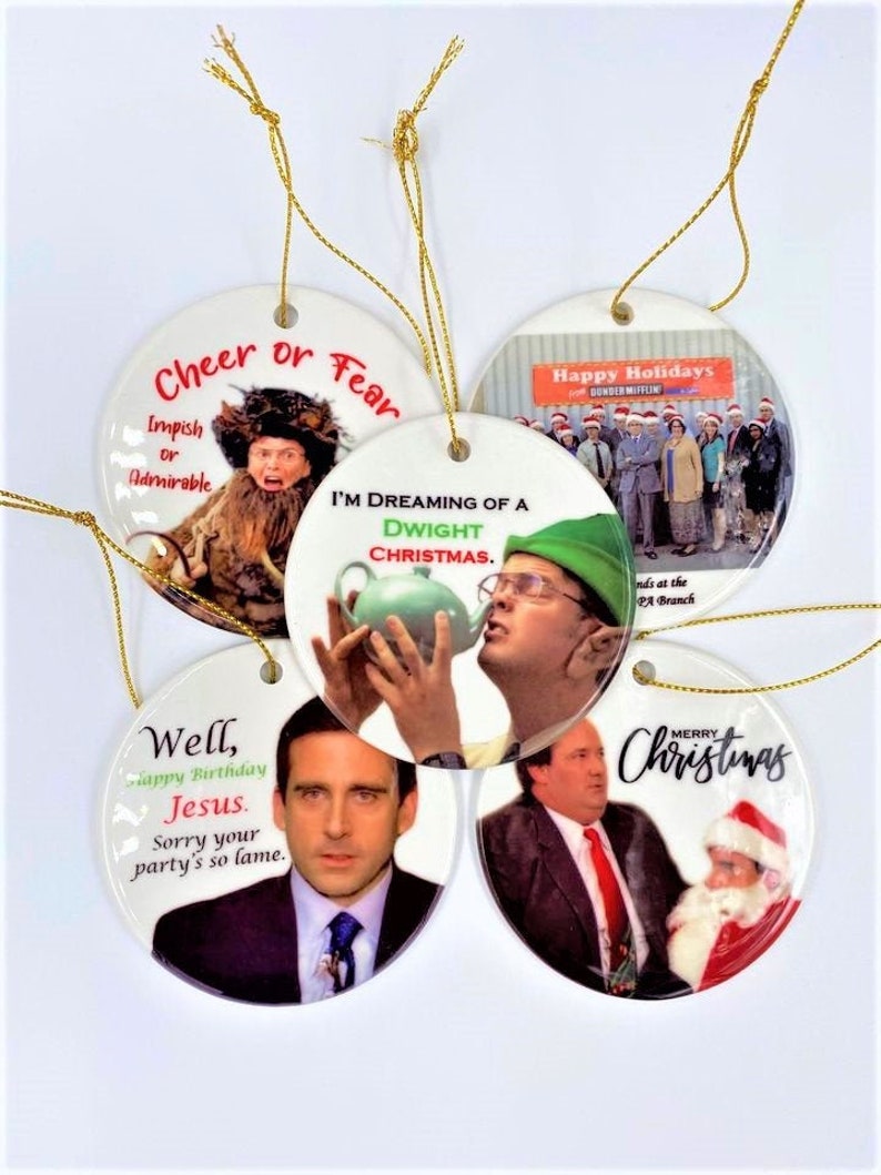 Pode incluir: Conjunto de quatro enfeites de Natal redondos de cer&acirc;mica com personagens do programa de televis&atilde;o The Office. Os enfeites representam Dwight Schrute, Michael Scott, Jim Halpert e uma imagem natalina de toda a equipe do escrit&oacute;rio. Os enfeites s&atilde;o brancos com cord&atilde;o dourado.