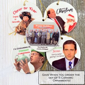 Pode incluir: Conjunto de cinco enfeites de Natal de cer&acirc;mica com personagens e cenas do programa de televis&atilde;o The Office. Os enfeites s&atilde;o redondos e brancos com imagens e texto coloridos. O texto nos enfeites inclui "Cheer or Fear", "Happy Holidays", "I'm Dreaming of Dwight Christmas", "Merry Christmas" e "Birthday, Jesus. Sorry your party's so lame."