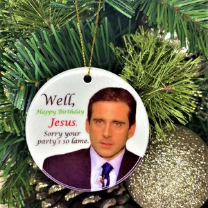 Pode incluir: Enfeite de Natal de cer&acirc;mica branca com uma imagem de um homem de terno e gravata. O enfeite tem o texto "Well, Happy Birthday Jesus. Sorry your party's so lame."
