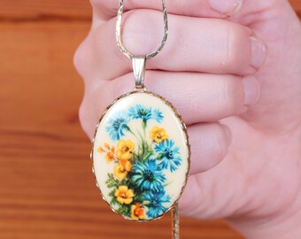 Vintage women’s necklace / 1970’s Estate Jewelry / Long Necklace with floral pendant / Mothers Day Gift For Her / Floral necklace