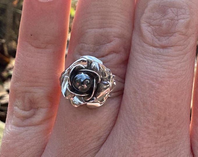 Sterling silver sculpted rose with black pearl centre size 7 women's vintage ring