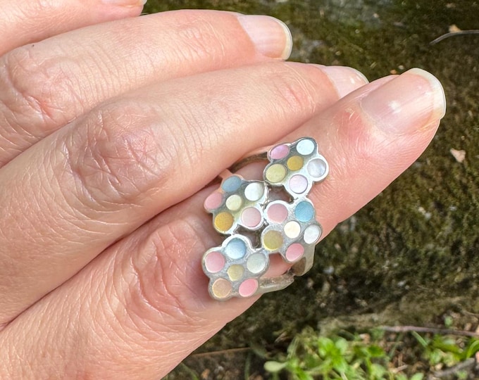 Vintage unique climbing flowers silver and mother of pearl ring size 6.5