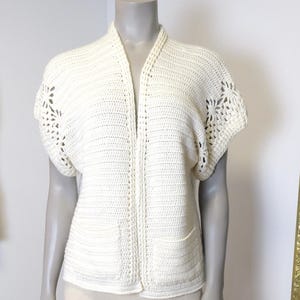 Vintage women’s hand knit cream cardigan sweater with square pockets / 70’s boho sweater / vintage hand knit wool cardigan