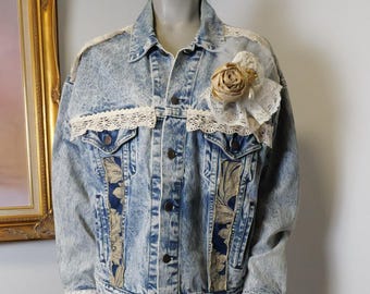 Vintage Made In USA Levi’s denim jean jacket in women’s large
