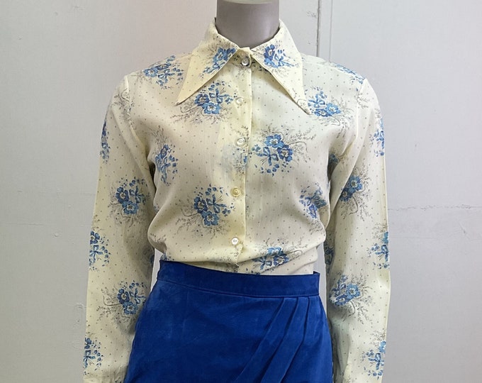 Vintage Women’s Dagger Collar Blouse / Pretty 1970’s Blue Floral Print Blouse / Womens Vintage Top For Fall Ladylike Blouse / Pretty/ Modest