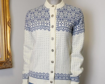 Vintage Nordic Scandinavian women’s cardigan sweater in cream with blue hearts