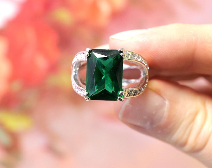 Vintage Green Stone Cocktail Ring