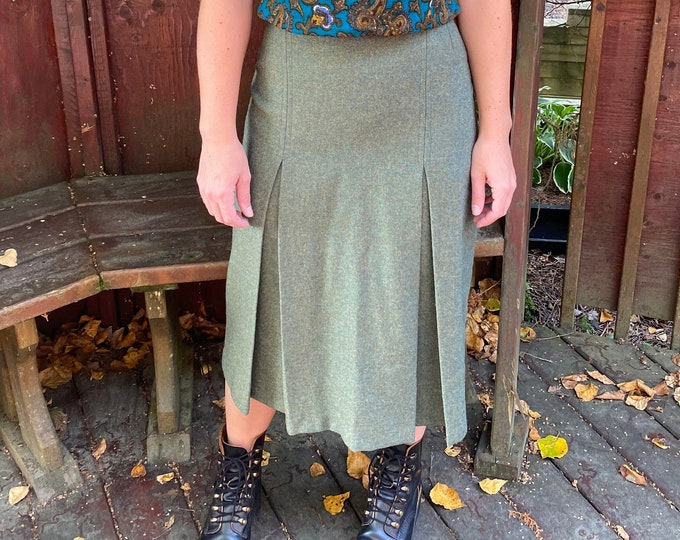 1960’s Women’s Wool Skirt Made In England / Vintage Green Wool Midi Skirt / Winter Skirt / Holiday Skirt / Winter Clothing /Vintage Clothing