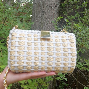 Sac à main en osier pour femme des années 1980 / sac en osier blanc / sac à main de vacances à la plage / accessoires de croisière / sac à main vintage bandoulière doré pour fille