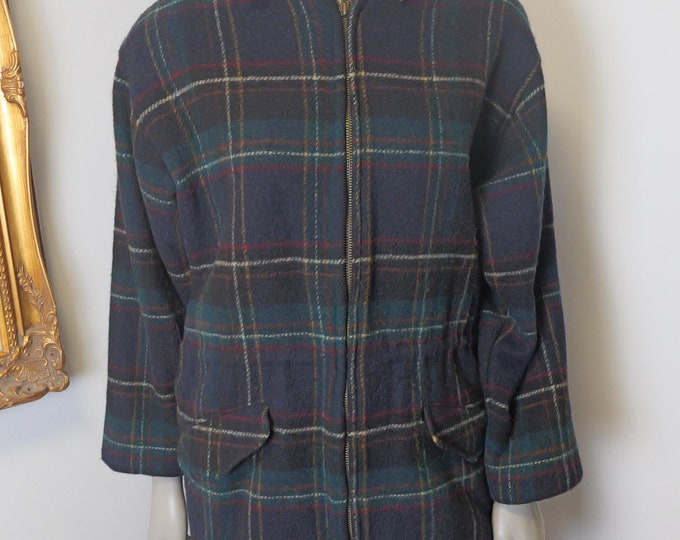 Woolrich Women’s Winter Wool Coat With Hood / Vintage Plaid Coat / Vintage Chore Jacket / Hoodie / Wool Coat
