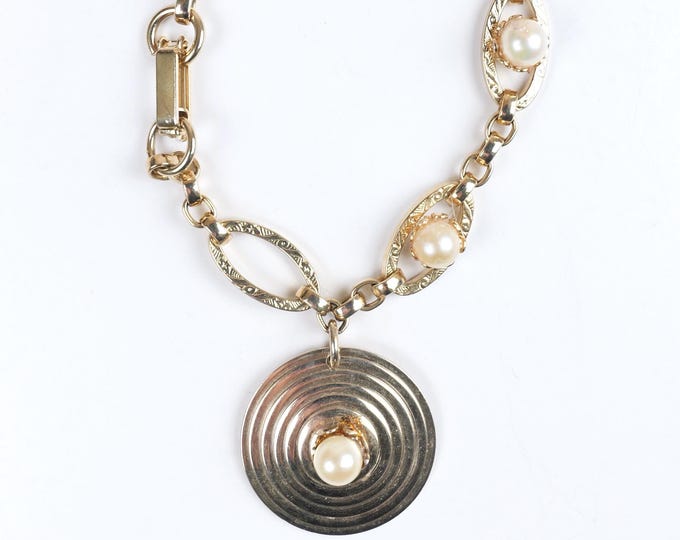 Charming Vintage 1950’s Round Disk Faux Pearl Gold Tone Single Charm Bracelet