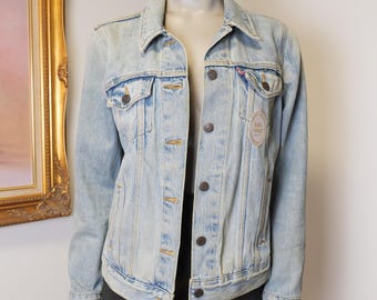 1990’s Vintage Women’s Red Tab Levi’s Denim Jean Jacket In Size Medium / Well Worn Western Jacket / Cowgirl / Country Girl