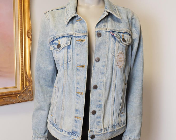 1990’s Vintage Women’s Red Tab Levi’s Denim Jean Jacket In Size Medium / Well Worn Western Jacket / Cowgirl / Country Girl