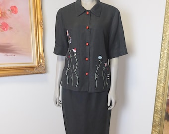 Women’s vintage linen skirt suit with lady bug buttons and floral embroidery / Short sleeve blazer and pencil skirt matching set