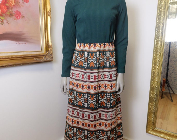 Vintage Women’s 1970’s Long Maxi Dress With Retro Pattern Skirt And  Mock Neck With Long Sleeves / 70’s Hippie Casual Dress For Fall