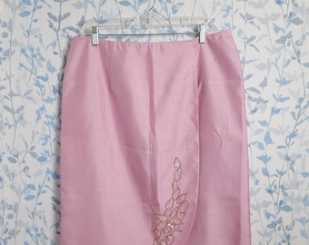 Plus size Vintage Voluptuous Skirt / Raw Silk Pink Skirt / Knee Length With Beaded Flowers / Wedding Guest / Pretty