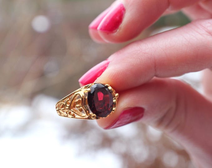 Large vintage costume deep red ruby and gold women’s ring size 5