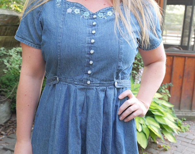 Vintage Women’s 1980’s Denim Jean Dress With Sweetheart Neckline And Embroidery Flowers / Garden Girl Dress / Cottage Core Dress Country