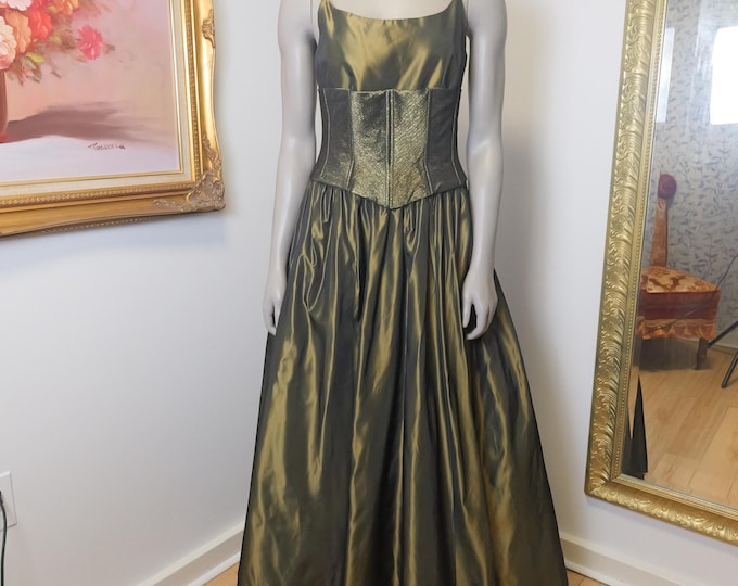 Vintage green ball gown with corset waist and full floor length tule skirt / Black Tie Event Look / 90’s Prom Homecoming Cocktail Gown