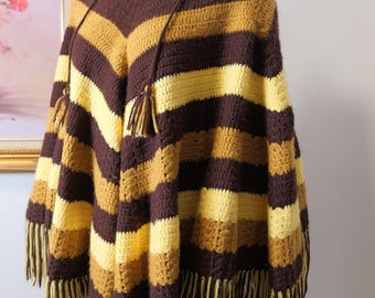 Women’s vintage 1970’s hand knot poncho with fringe / Hippie boho wrap