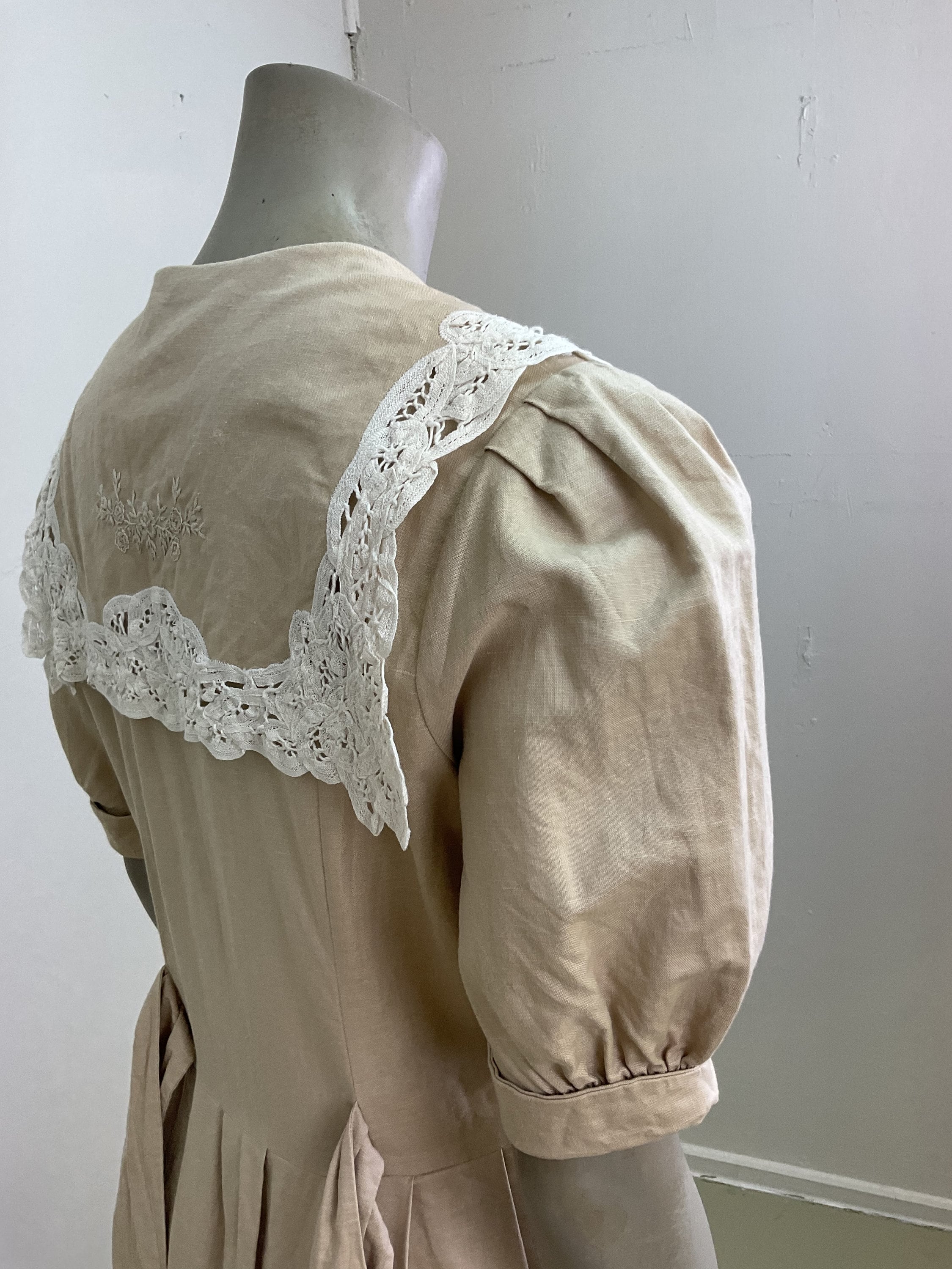 Vintage Laura Ashley Vintage Dress / Laura Ashley Linen Dress With Sailor Collar / Embroidered collar 1980's Dress / Midi Dress Vintage Laura Ashley Vintage Dress / Laura Ashley Linen Dress With Sailor Collar / Embroidered collar 1980's Dress / Midi Dress