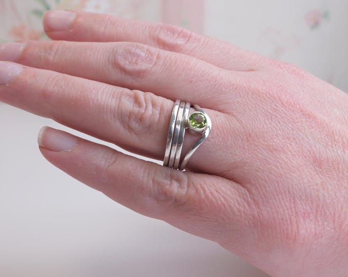 August birthday sterling silver women’s vintage ring / stackable ring / green stone ring / Lime green / Wearable art jewelry
