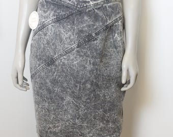 Vintage Women’s Acid Wash Black Denim jean Skirt / 30 inch waist Vintage Short Skirt / Pencil Skirt / Mini Skirt / High Waist