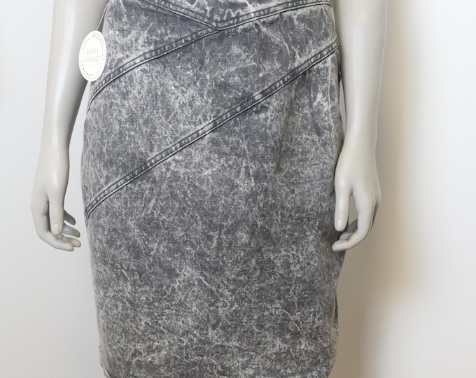 Vintage Women’s Acid Wash Black Denim jean Skirt / 30 inch waist Vintage Short Skirt / Pencil Skirt / Mini Skirt / High Waist