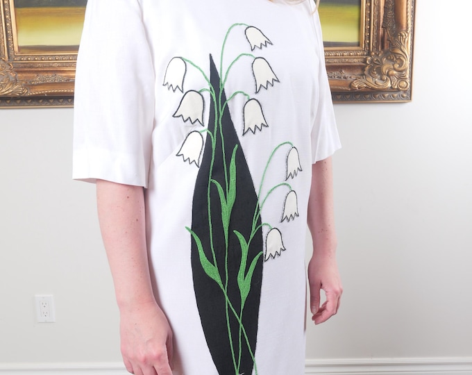 Custom made Fun and funky seamstress made flower power dress / Women’s vintage short sleeve shift dress/ White Summer T-shirt dress / Unique