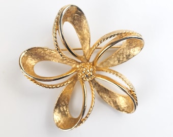 Vintage women’s gold brooch with sculpted flower / Vintage flower pin / Gift for her / 80’s statement jewelry ART