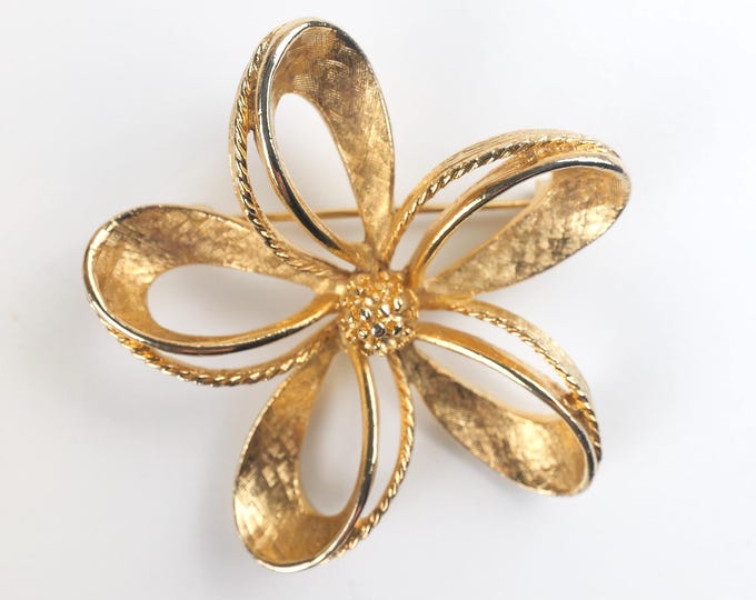 Vintage women’s gold brooch with sculpted flower / Vintage flower pin / Gift for her / 80’s statement jewelry ART
