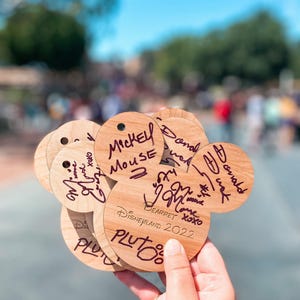 Disney-Autogrammkarte aus Holz, perfekt zum Beschriften mit einem Permanentmarker!