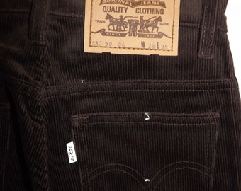 Puede incluir: Pantalón de pana marrón con un parche de Levi Strauss & Co. en la parte posterior. El parche dice "Original Jeans Quality Clothing" y tiene el logotipo de Levi Strauss & Co. El pantalón tiene un bolsillo trasero con una etiqueta de Levi's.