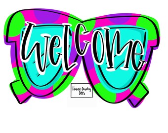 Op de afbeelding: Een kleurrijk welkomsbord in de vorm van een zonnebril met een stippenpatroon in roze, paars, groen en blauw. De tekst "WELCOME" is geschreven in zwarte cursieve letters.